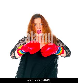 Überleben. Geschäftsfrau in ihren 40er Jahren mit Boxhandschuhen auf weißem Hintergrund Stockfoto
