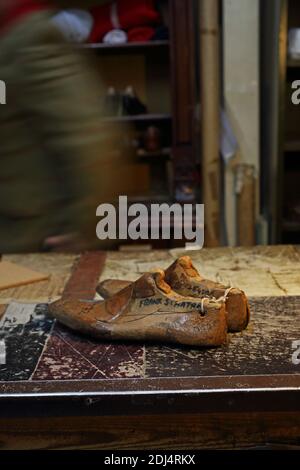 Der letzte amerikanische Sänger Frank Sinatra bei John Lobb in St. James London stellt maßgeschneiderte Stiefel und Schuhe her . Stockfoto