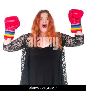 Überleben. Geschäftsfrau in ihren 40er Jahren mit Boxhandschuhen auf weißem Hintergrund Stockfoto