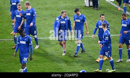 Karlsruhe, Deutschland. Dezember 2020. KSC Spieler verlassen das Feld nach der Niederlage. Von links nach rechts Marc Lorenz (KSC), Philipp Hofmann (KSC), Babacar Gueye (KSC), Marco Thiede (KSC), Lukas Froede (KSC), Philip Heise (KSC), Christoph Kobald (KSC), Daniel Gordon (KSC). GES/Fußball/2. Bundesliga: Karlsruher SC - Fortuna Düsseldorf, 13. Dezember 2020 Fußball: 2. Liga: Karlsruher Sport-Club vs Fortuna Düsseldorf, Karlsruhe, 13. Dezember 2020 Quelle: dpa/Alamy Live News Stockfoto