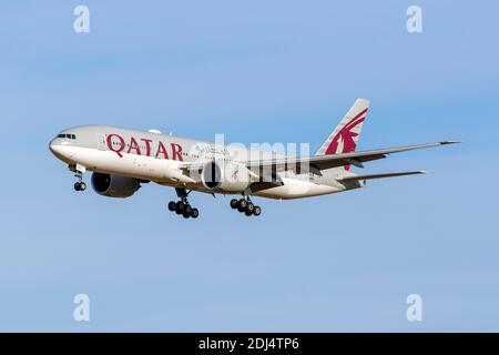 Qatar Airways Boeing 777-2DZ-LR (A7-BBE) führt einen weiteren Frachtflug im Zusammenhang mit der Covid-Pandemie durch. Stockfoto