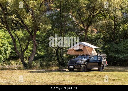 Anreise mit dem Auto mit einem Dachzelt. Wilde Camping in Rumänien. Stockfoto