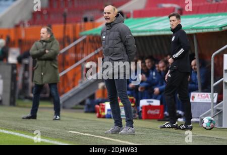 Augsburg, Deutschland. 13. Dez. 2020. firo: 13.12.2020 Fuvuball: Fußball: 1. Bundesliga, Saison 2020/21 FC Augsburg - FC Schalke 04 Gestik, Heiko herrlich Credit: Max Ellerbrake/firo/Pool zur weltweiten Nutzung/dpa/Alamy Live News Stockfoto