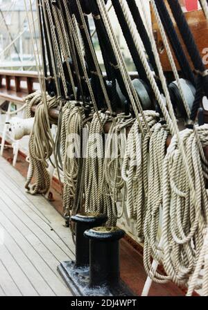 SEILE zum Brittish Clipper Schiff Cutty Sark im Süden von London 2000 Stockfoto