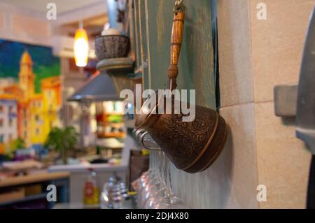 Blaue Kücheneinrichtung. Blaue Fliesen für die Küche. Kaffeemaschine. Stockfoto