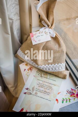 Heirat Einladungskarte mit schönen Jute Tasche und Blumen Stockfoto