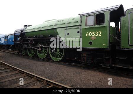 'Blue Peter', mit 'Bittern' hinten, im Hof am Barrow Hill. Stockfoto