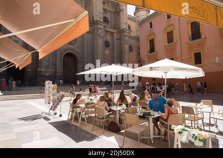 Granada,Spanien-11. august 2017:Menschen sitzen in Bars vor der Kathedrale von Granada Stockfoto