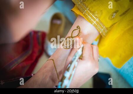 Hand einer indischen Braut verziert mit Henna oder Mehndi Stockfoto