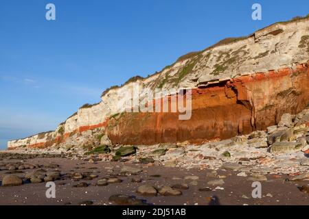 Hunstanton Klippen in Nord Norfolk vom Strand aus gesehen. März 2017. Diese erodierenden Klippen legen eine mittlere Kreidekreide Sequenz vom Albian zum Suc frei Stockfoto