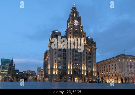 Royal Liver Building am Liverpooler Hafenviertel am frühen Abend mit Liveshow. Stockfoto