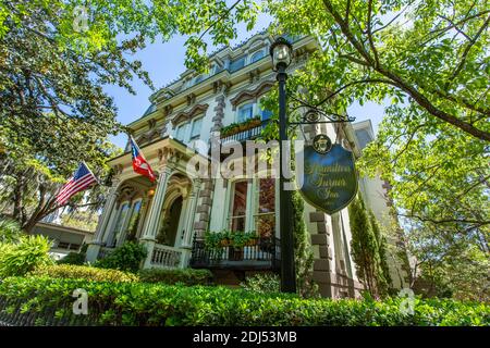 Savannah, GA / USA - 18. April 2016: Das Hamilton Turner Inn, ehemaliges Zuhause von Samuel Hamilton, befindet sich am Lafayette Square in Savannah, Georgiens Weltberühmteste Stockfoto