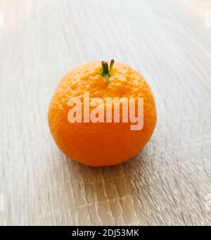 Frische Mandarinorange auf einem Holztisch Stockfoto