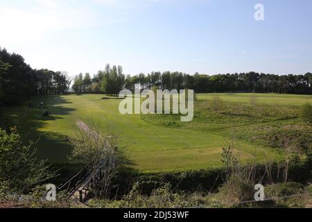 Belleisle Seafield Golf Course and Park, South Ayrshire, Schottland, Großbritannien. Belleisle Estate ist eine beliebte Familienattraktion mit seinem Wildpark, Kinderspielplatz, Waldspaziergänge und formell ummauerten Garten. EIN umfassendes £3.7Mio Programm zur Wiederherstellung Belleisle Estate begann im Jahr 2014, nachdem das Projekt eine £1.9Mio Zuschuss aus dem Heritage Lottery Fund gesichert. Das Anwesen verfügt auch über zwei öffentliche 18-Loch-Golfplätze von Herrn James Braid entworfen, (vertreten durch eine geschnitzte Holzstatue ) das neu restaurierte Golf-Clubhaus ist für die Öffentlichkeit zugänglich und bietet Café und Toiletten Stockfoto