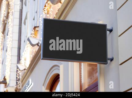 Moderne Outdoor-Shop-Schild mit Kopieplatz, um Firmenlogo, leere schwarze Wand-Schild mockup hinzufügen Stockfoto