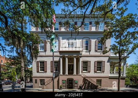 Savannah, GA / USA - 21. April 2016: Juliette Gordon Low House an der Ecke Bull und Oglethorpe Street in Savannah, Georgiens weltberühmte Geschichte Stockfoto