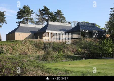 Belleisle Seafield Golf Course and Park, South Ayrshire, Schottland, Großbritannien. Belleisle Estate ist eine beliebte Familienattraktion mit seinem Wildpark, Kinderspielplatz, Waldspaziergänge und formell ummauerten Garten. EIN umfassendes £3.7Mio Programm zur Wiederherstellung Belleisle Estate begann im Jahr 2014, nachdem das Projekt eine £1.9Mio Zuschuss aus dem Heritage Lottery Fund gesichert. Das Anwesen verfügt auch über zwei öffentliche 18-Loch-Golfplätze von Herrn James Braid entworfen, (vertreten durch eine geschnitzte Holzstatue ) das neu restaurierte Golf-Clubhaus ist für die Öffentlichkeit zugänglich und bietet Café und Toiletten Stockfoto