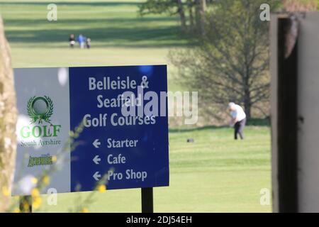 Belleisle Seafield Golf Course and Park, South Ayrshire, Schottland, Großbritannien. Belleisle Estate ist eine beliebte Familienattraktion mit seinem Wildpark, Kinderspielplatz, Waldspaziergänge und formell ummauerten Garten. EIN umfassendes £3.7Mio Programm zur Wiederherstellung Belleisle Estate begann im Jahr 2014, nachdem das Projekt eine £1.9Mio Zuschuss aus dem Heritage Lottery Fund gesichert. Das Anwesen verfügt auch über zwei öffentliche 18-Loch-Golfplätze von Herrn James Braid entworfen, (vertreten durch eine geschnitzte Holzstatue ) das neu restaurierte Golf-Clubhaus ist für die Öffentlichkeit zugänglich und bietet Café und Toiletten Stockfoto