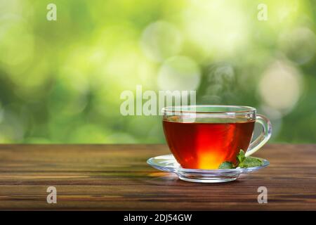 Schwarzer Tee mit Minze in Glas Tasse Stockfoto