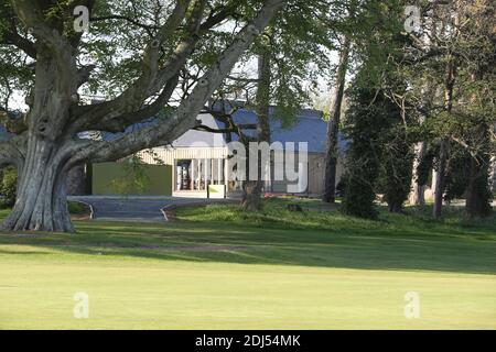 Belleisle Seafield Golf Course and Park, South Ayrshire, Schottland, Großbritannien. Belleisle Estate ist eine beliebte Familienattraktion mit seinem Wildpark, Kinderspielplatz, Waldspaziergänge und formell ummauerten Garten. EIN umfassendes £3.7Mio Programm zur Wiederherstellung Belleisle Estate begann im Jahr 2014, nachdem das Projekt eine £1.9Mio Zuschuss aus dem Heritage Lottery Fund gesichert. Das Anwesen verfügt auch über zwei öffentliche 18-Loch-Golfplätze von Herrn James Braid entworfen, (vertreten durch eine geschnitzte Holzstatue ) das neu restaurierte Golf-Clubhaus ist für die Öffentlichkeit zugänglich und bietet Café und Toiletten Stockfoto