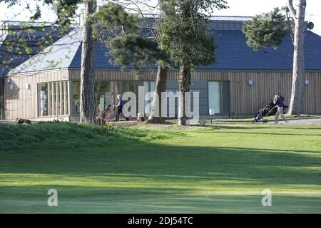 Belleisle Seafield Golf Course and Park, South Ayrshire, Schottland, Großbritannien. Belleisle Estate ist eine beliebte Familienattraktion mit seinem Wildpark, Kinderspielplatz, Waldspaziergänge und formell ummauerten Garten. EIN umfassendes £3.7Mio Programm zur Wiederherstellung Belleisle Estate begann im Jahr 2014, nachdem das Projekt eine £1.9Mio Zuschuss aus dem Heritage Lottery Fund gesichert. Das Anwesen verfügt auch über zwei öffentliche 18-Loch-Golfplätze von Herrn James Braid entworfen, (vertreten durch eine geschnitzte Holzstatue ) das neu restaurierte Golf-Clubhaus ist für die Öffentlichkeit zugänglich und bietet Café und Toiletten Stockfoto