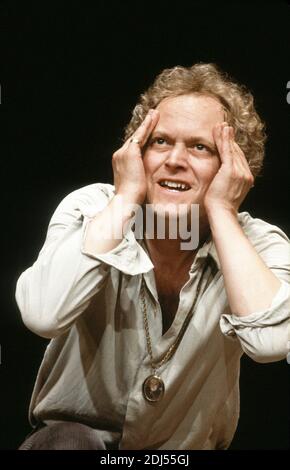 Michael Pennington (Hamlet) in HAMLET von Shakespeare an der Royal Shakespeare Company (RSC), Royal Shakespeare Theatre, Stratford-upon-Avon 25/06/1980 Design: Ralph Koltai Beleuchtung: Mark Pritchard Regie: John Barton Stockfoto