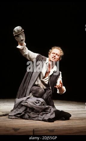 Michael Pennington (Hamlet) in HAMLET von Shakespeare an der Royal Shakespeare Company (RSC), Aldwych Theatre, London WC2 17/09/1981 Design: Ralph Koltai Beleuchtung: Mark Pritchard Regie: John Barton Stockfoto