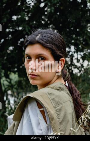 Eine junge Farmerin, die die Kamera anschaut Stockfoto