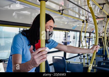 Person Hand drücken Taste im Bus Stockfoto