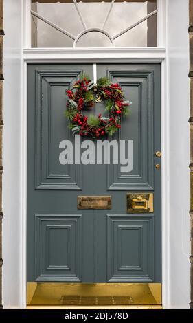 Dekorativer Weihnachtskranz an georgianischer Stadthaus getäfelten Vordertür mit Fanlight, Albany Street, Edinburgh New Town, Schottland, Großbritannien Stockfoto