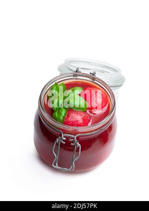 Hausgemachte geschälte Tomaten in Tomatensaft in Glas isoliert Auf Weiß Stockfoto