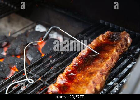 Digital-Thermometer Grill, Grill, Grill für Rindersteak und Ersatzrippe und anderes Fleisch. Temperaturmessung Stockfoto