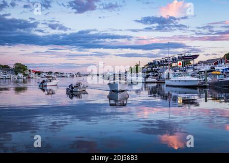 Falmouth, MA / USA - 14. Juni 2016: Falmouth Harbour liegt auf der Südseite von Cape Cod auf halbem Weg zwischen Newport, RI und Nantucket Island. Stockfoto