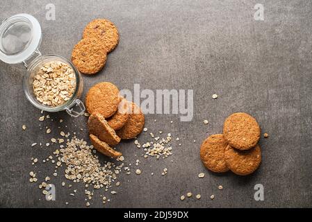 Hausgemachte Haferflocken Cookies auf grauen Tisch Hintergrund. Gesunde Ernährung Snack-Konzept. Speicherplatz kopieren Stockfoto