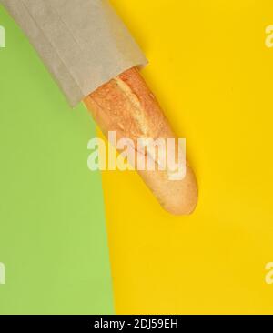 Französisches Baguette auf pastellfarbenem Hintergrund. Minimalistischer Trend. Draufsicht. Stockfoto