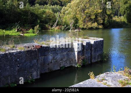 Schleuse 10 an der Altmühl ist eine Sehenswürdigkeit in der Nähe von Riedenburg Stockfoto