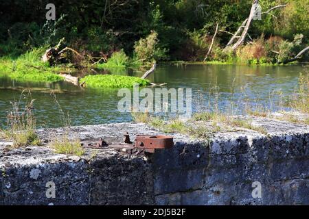 Schleuse 10 an der Altmühl ist eine Sehenswürdigkeit in der Nähe von Riedenburg Stockfoto