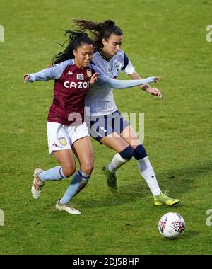 Tottenham Hotspur's Rosella Ayane (rechts) und Asmita Ale von Aston Villa kämpfen während des FA Women's Super League Spiels im Hive, Barnett, um den Ball. Stockfoto