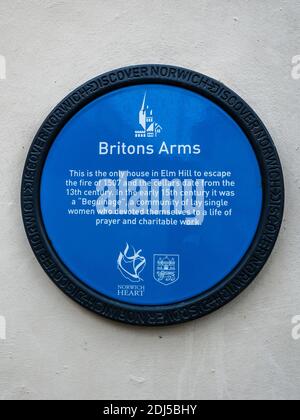 The Britons Arms Norwich UK - Blaue Plakette an der Wand des Britons Arms, Coffee House und Restaurant. Das Haus soll aus dem Jahr 1347 stammen. Stockfoto