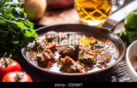 Herzhafte langsam gekochte Gulasch-Mahlzeit in einer Pfanne. Stockfoto