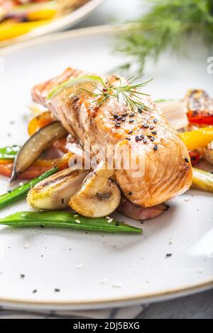 Gegrillter Lachs, Pilze und Gemüse auf einem Teller serviert. Stockfoto