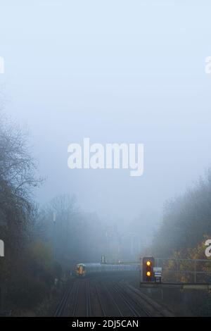 Ein Südzug auf der London-Brighton-Linie in Starker Nebel Stockfoto