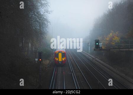 Ein South Weatern Train fährt von London aus in der Mitte Nebel Stockfoto