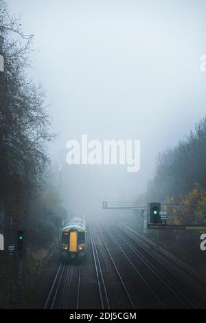 Ein Südzug auf der London-Brighton-Linie in Starker Nebel Stockfoto