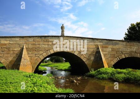 Die Nepomuk-Brücke auf dem schwäbischen Rezat in Pleinfeld Stockfoto