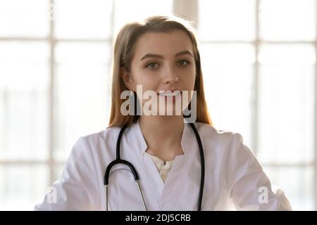 Profilbild der lächelnden Ärztin Pose am Arbeitsplatz Stockfoto