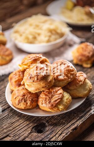 Slowakische Pagace, serbische oder kroatische Pogace oder ungarische Pagacsa knusprige Brötchen auf einem Teller gestapelt. Stockfoto