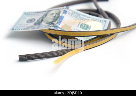 Klebedichtung für Wärmeeinsparungen und 100 US-Dollar, Nahaufnahme, Wärmeeinsparung, Stockfoto