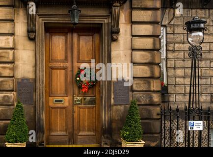 Dekorativer Weihnachtskranz an der getäfelten Eingangstür des Royal Scots Club, Edinburgh New Town, Schottland, Großbritannien Stockfoto