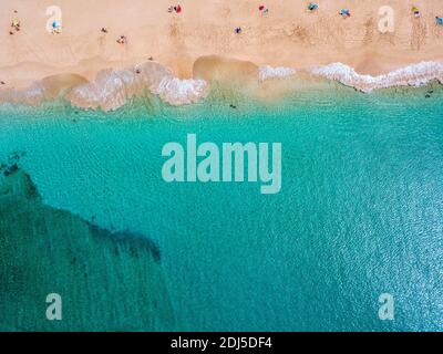 Luftaufnahme der zerklüfteten Küsten und Strände der Insel La Graciosa. Badegäste am Strand von Las Conchas. Lanzarote. Kanarische Inseln. Spanien. Meerblick Stockfoto